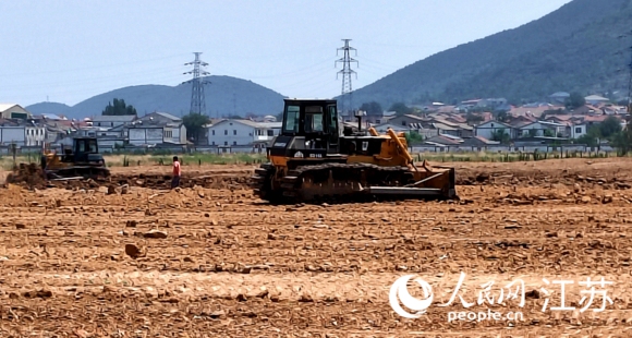 建筑垃圾被清理后，銅山區(qū)漢王鎮(zhèn)政府組織對土地平整，即將恢復(fù)農(nóng)作物種植。人民網(wǎng) 閆峰攝