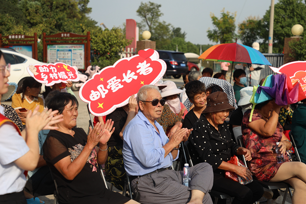 當(dāng)?shù)鼐用褊x躍參與活動。郵儲銀行江蘇省分行供圖