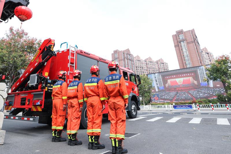 消防員在鹽城市鹽鎮(zhèn)水街前置備勤點(diǎn)觀看二十大開幕盛況。朱路杰攝