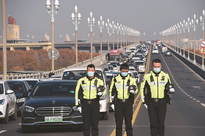 12月6日，南京長(zhǎng)江大橋，市民和交警默哀，悼念江澤民同志。 本報(bào)記者 吳俊 攝