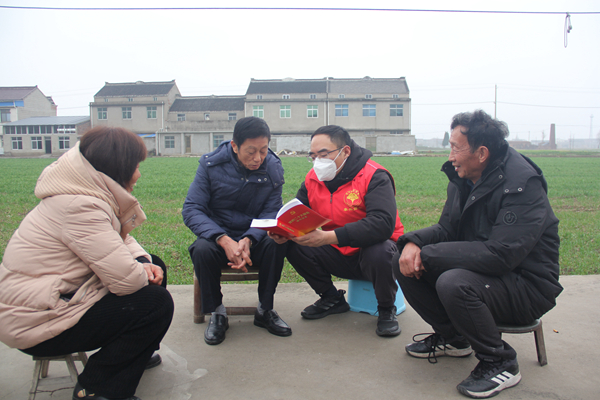 “映山紅”黨員宣講隊(duì)深入基層宣講黨的二十大精神。泰興煙草供圖