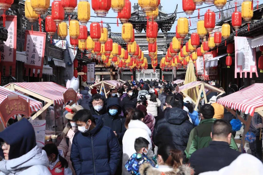 寶華山千華古村內(nèi)，游客購買特色美食、欣賞非遺技藝。句容市文體廣電和旅游局供圖