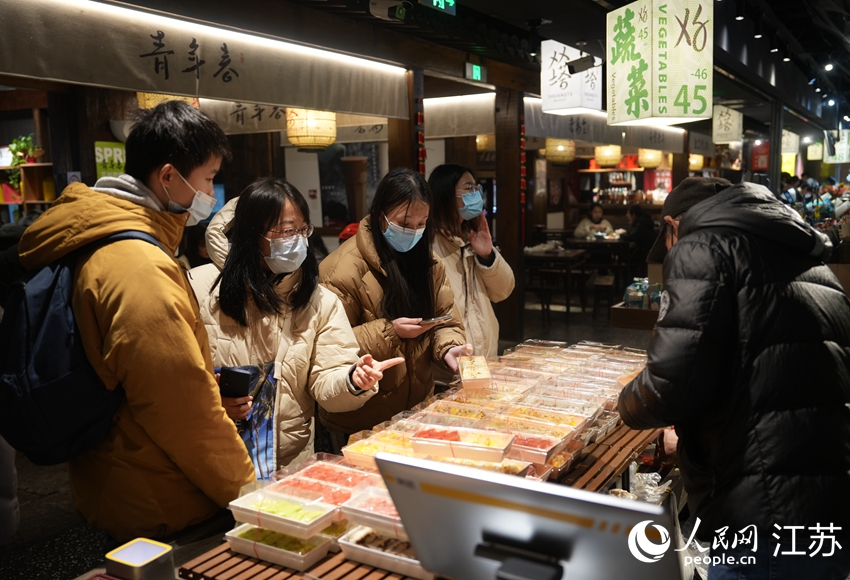 顧客在挑選蘇州特色糕點。人民網(wǎng) 冷金明攝