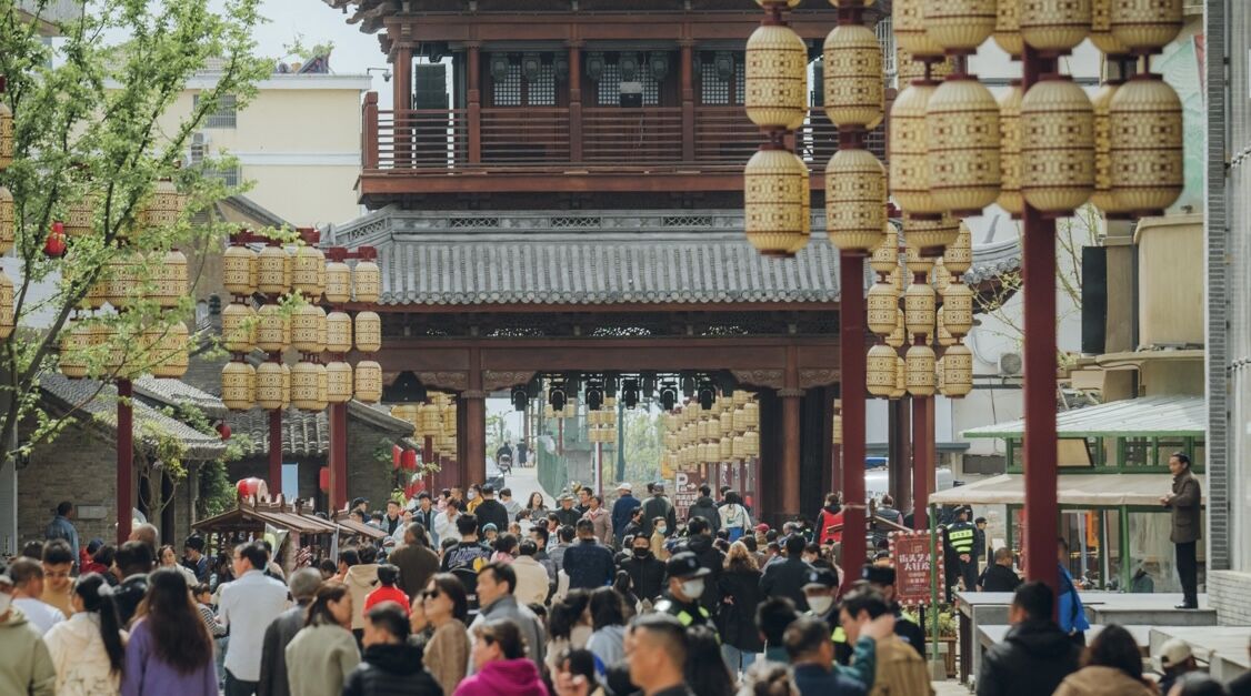 游客在珠溪古鎮(zhèn)體驗古鎮(zhèn)風(fēng)情。鹽南高新區(qū)供圖