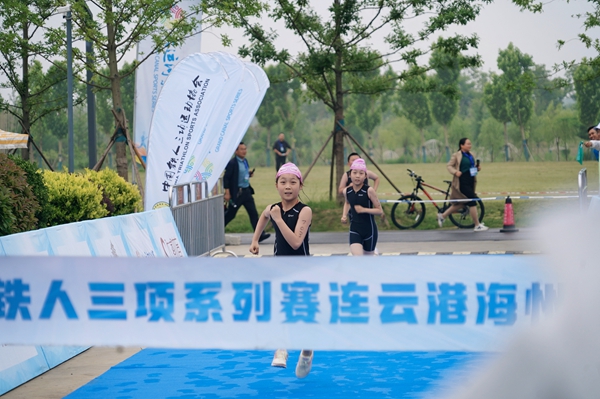 小選手沖過終點(diǎn)。祝秀飛 攝