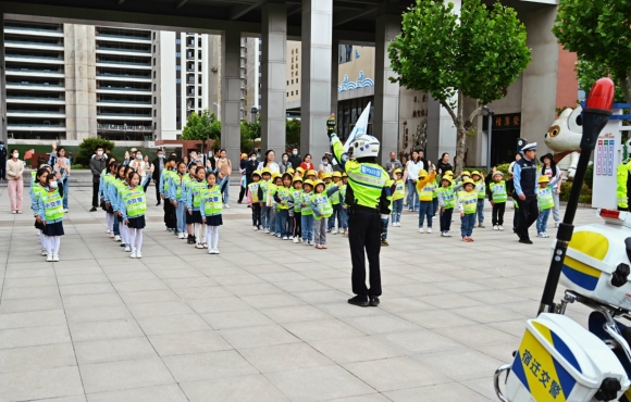 民警為學(xué)生們演示交通指揮手勢。劉勁毅攝