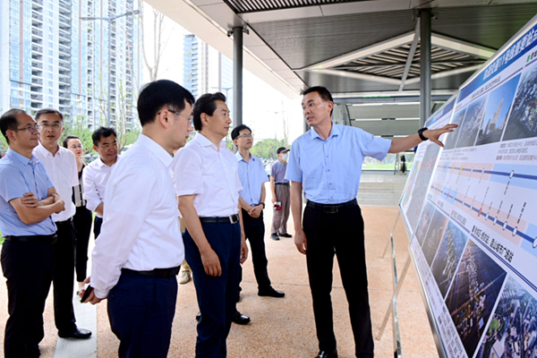 江蘇省住建廳黨組書記費(fèi)少云在昆山市蘇州軌道交通11號(hào)線實(shí)地踏勘。江蘇省住建廳供圖