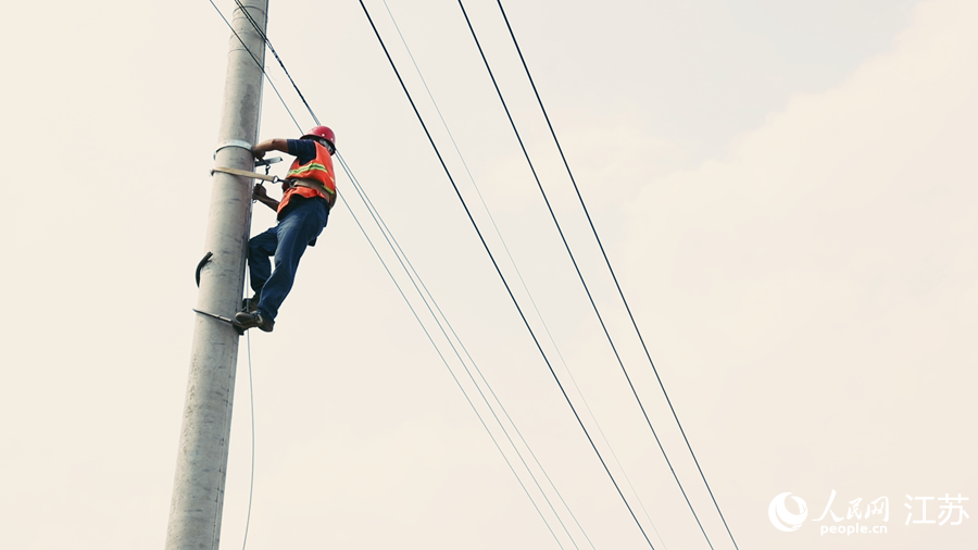 電信工人搶修電纜。人民網(wǎng) 余樂攝