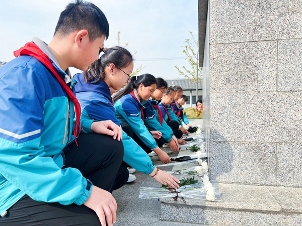 南馬廠小學(xué)學(xué)生在車橋戰(zhàn)役紀(jì)念廣場(chǎng)向烈士獻(xiàn)花。劉智慧攝