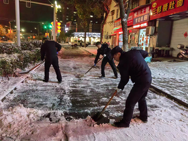 六合城管隊員徹夜進行掃雪除冰作業(yè)。六合城管供圖