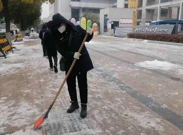 玄武城管部門加大學(xué)校周邊掃雪除冰力度。玄武城管供圖