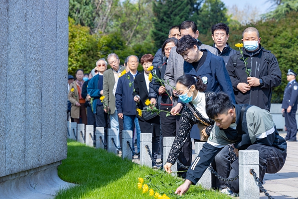 雨花英烈親屬、青少年代表等各界人士參加祭掃活動(dòng)。雨花臺(tái)烈士紀(jì)念館供圖