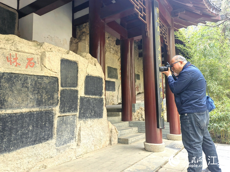 陳釗在拍攝云龍山上的“東坡石床”。 人民網(wǎng)記者 張玉峰攝