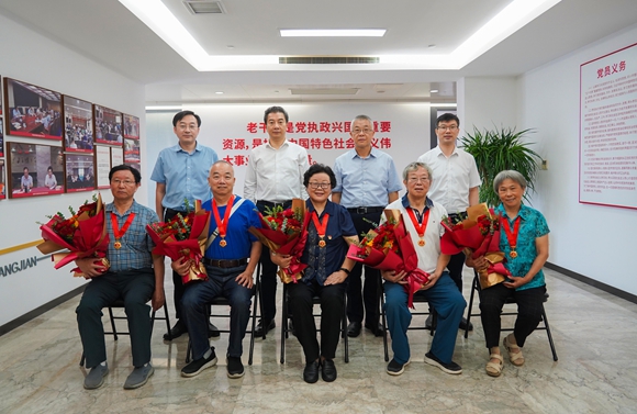 “光榮在黨50年”紀念章獲得者合影。江蘇省住建廳供圖