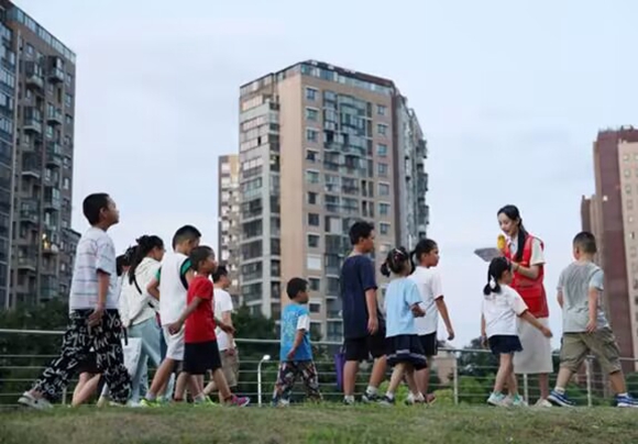 孩子們參加“閱生活 悅研學(xué)”活動。泰山街道供圖