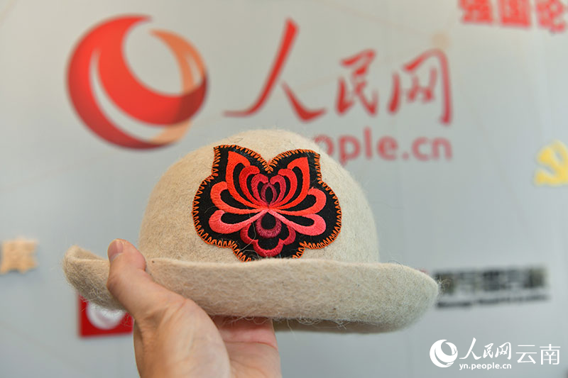 融入元謀彝族搟氈技藝與彝族刺繡制作的產(chǎn)品。人民網(wǎng)記者 任峰濤攝