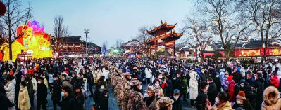 夫子廟景區(qū)游人如織，眾多南京市民和外地游客在此觀光游玩，感受濃濃節(jié)日氣氛。