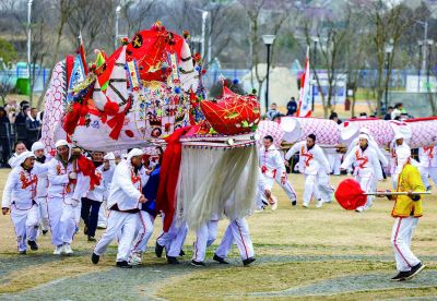 伴隨著陣陣鑼鼓聲，溧水區(qū)駱山村“江南第一大龍”駱山大龍昂首騰躍，在喜慶熱鬧的氛圍中帶來(lái)濃濃年味。