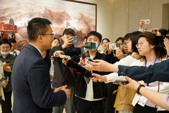 中共一大紀念館黨委書記、館長薛峰正在接受采訪。盛陳銜 攝